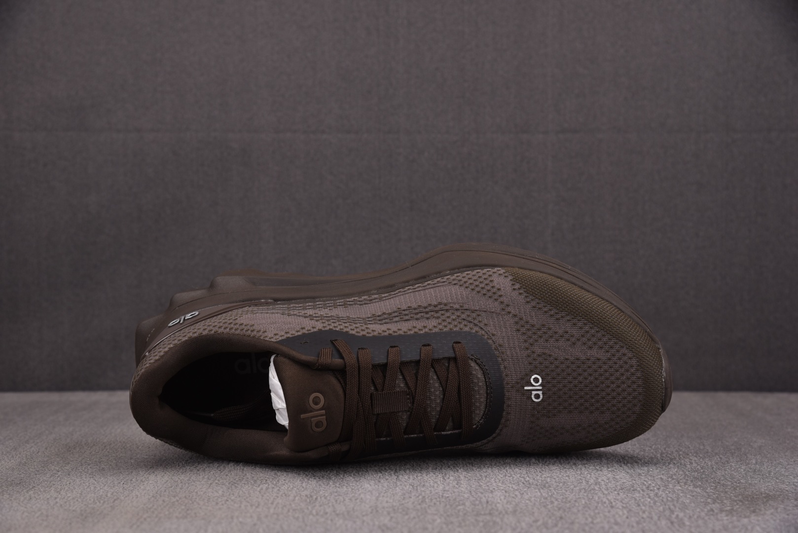 Alo 尺码36-45

纯原版出品-Alo Runner 舒适百搭透气减震 低帮跑步鞋 男女同款 褐色