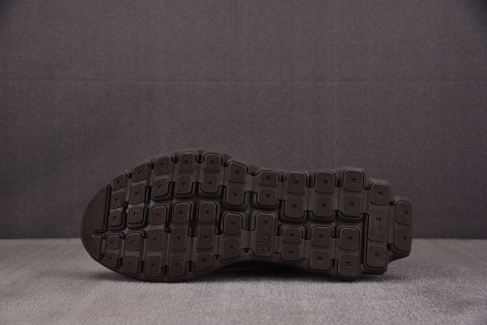 Alo 尺码36-45

纯原版出品-Alo Runner 舒适百搭透气减震 低帮跑步鞋 男女同款 褐色