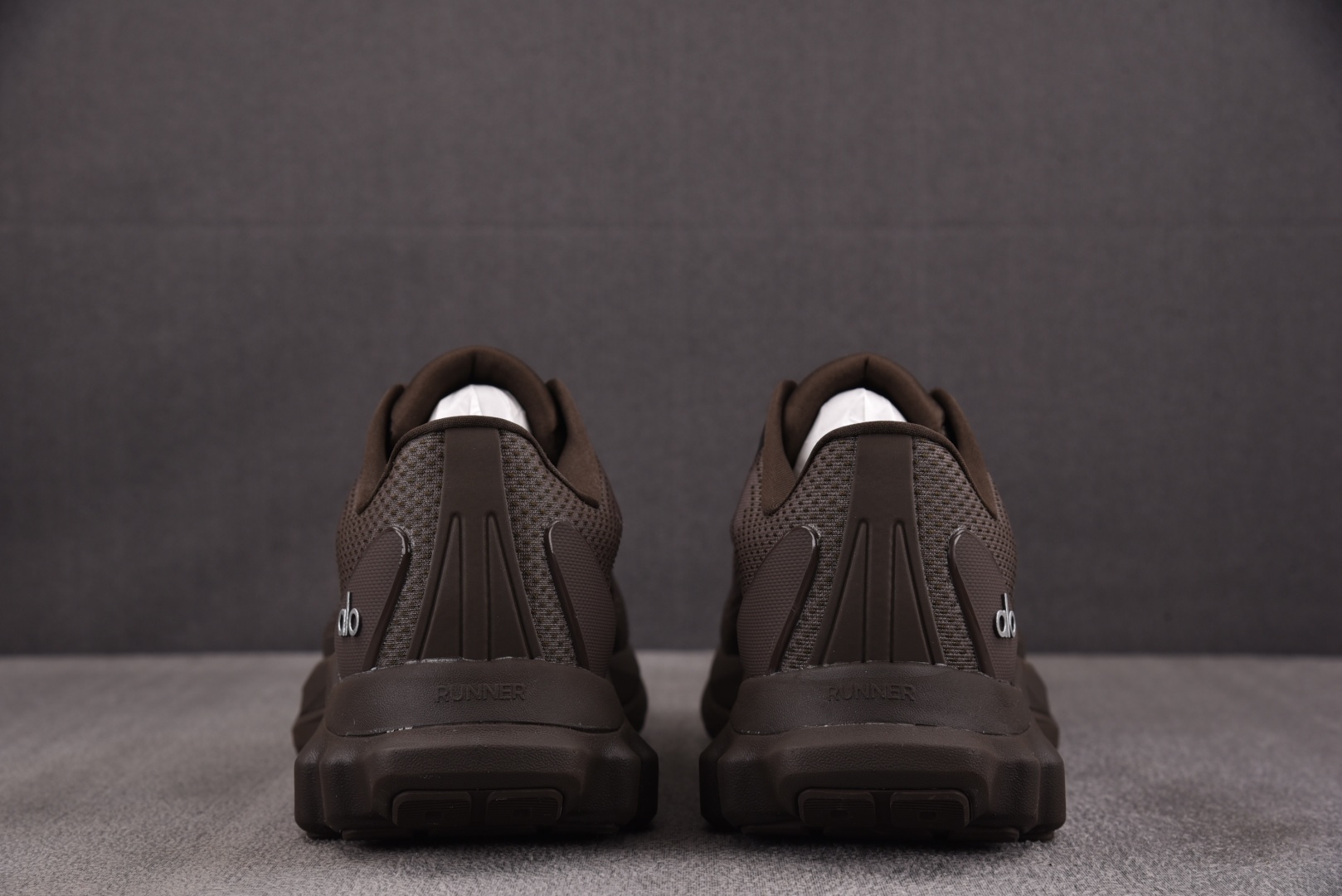 Alo 尺码36-45

纯原版出品-Alo Runner 舒适百搭透气减震 低帮跑步鞋 男女同款 褐色