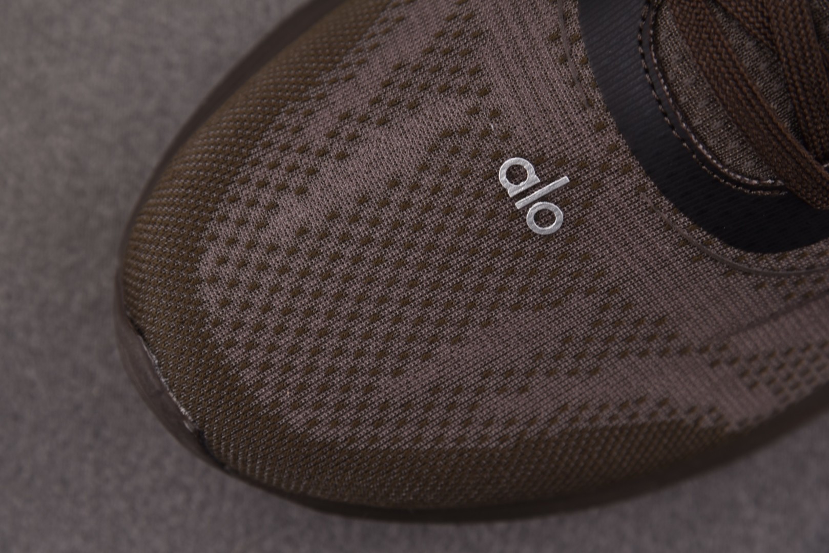 Alo 尺码36-45

纯原版出品-Alo Runner 舒适百搭透气减震 低帮跑步鞋 男女同款 褐色