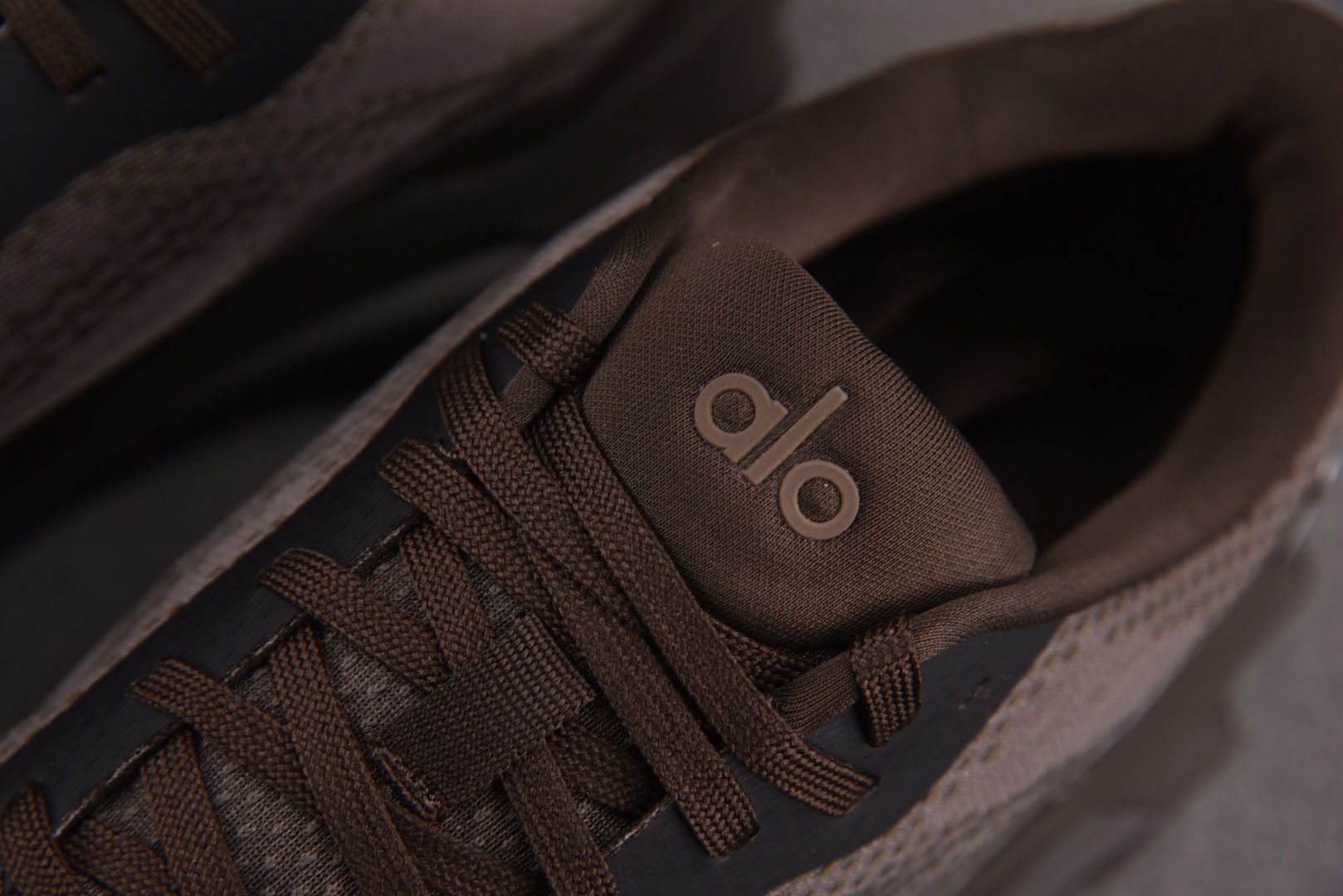 Alo 尺码36-45

纯原版出品-Alo Runner 舒适百搭透气减震 低帮跑步鞋 男女同款 褐色
