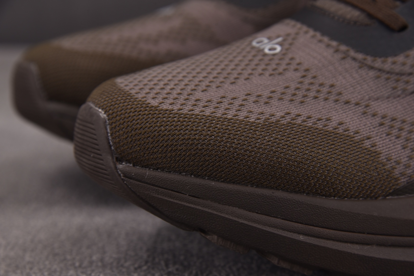 Alo 尺码36-45

纯原版出品-Alo Runner 舒适百搭透气减震 低帮跑步鞋 男女同款 褐色