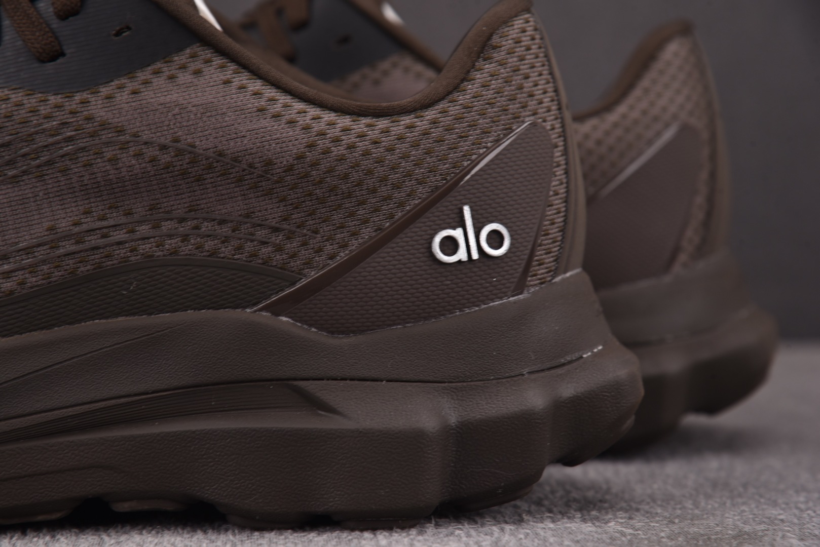 Alo 尺码36-45

纯原版出品-Alo Runner 舒适百搭透气减震 低帮跑步鞋 男女同款 褐色