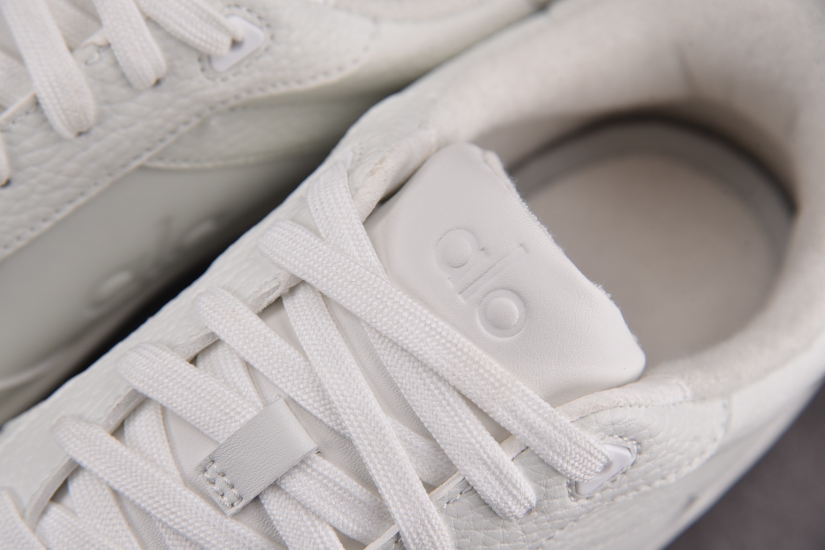 Alo Yoga 尺码36-46

纯原版出品-Alo Yoga Recovery Mode 白色 YZ