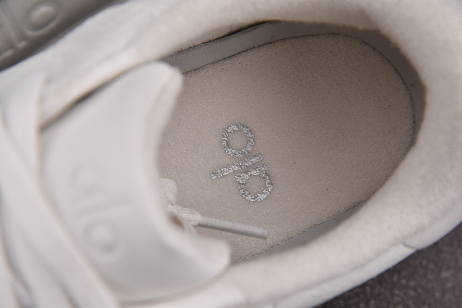 Alo Yoga 尺码36-46

纯原版出品-Alo Yoga Recovery Mode 白色 YZ