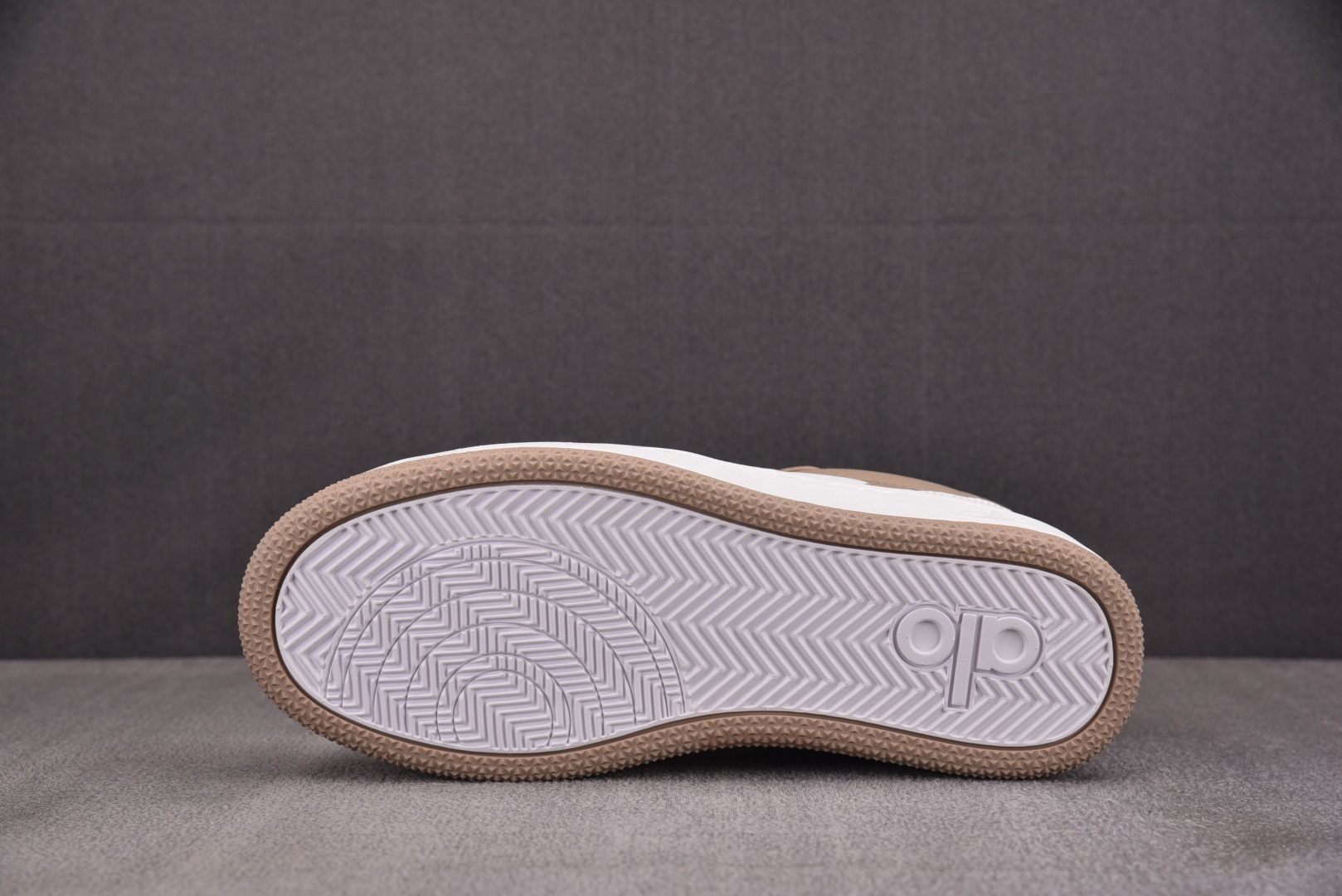 Alo Yoga 尺码36-46

纯原版出品-Alo Yoga Recovery Mode 白棕 YZ