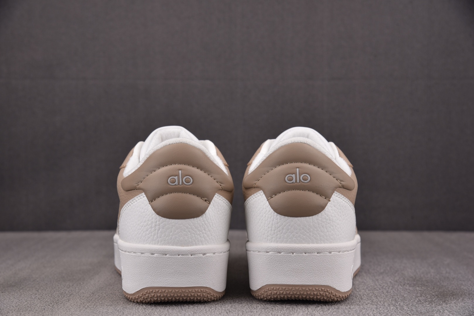 Alo Yoga 尺码36-46

纯原版出品-Alo Yoga Recovery Mode 白棕 YZ