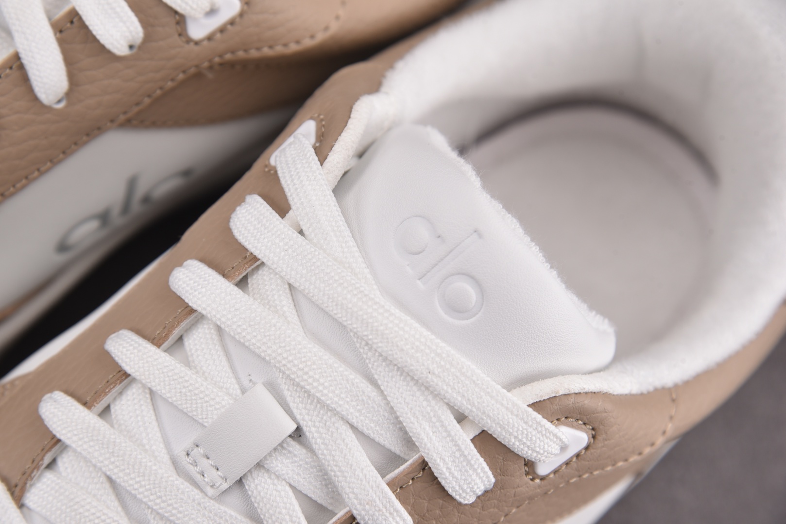 Alo Yoga 尺码36-46

纯原版出品-Alo Yoga Recovery Mode 白棕 YZ