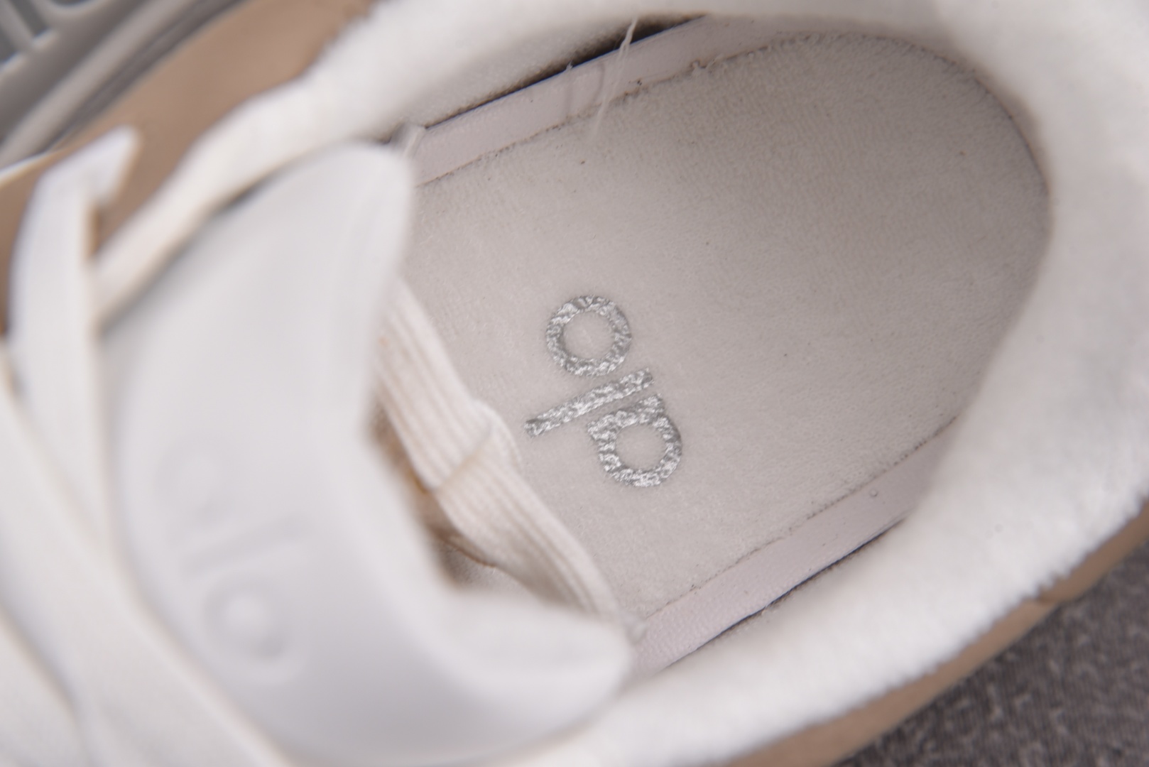 Alo Yoga 尺码36-46

纯原版出品-Alo Yoga Recovery Mode 白棕 YZ