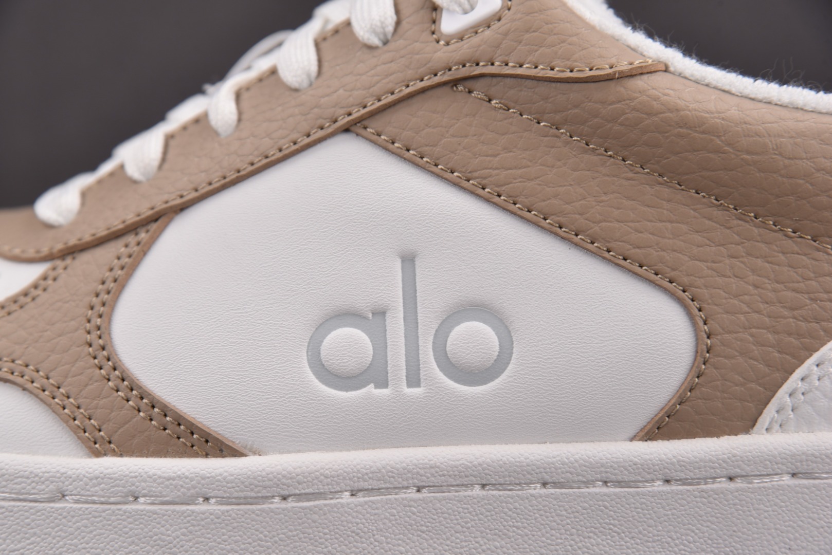 Alo Yoga 尺码36-46

纯原版出品-Alo Yoga Recovery Mode 白棕 YZ