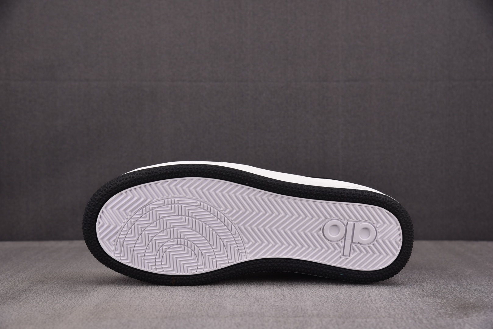 Alo Yoga 尺码36-46

纯原版出品-Alo Yoga Recovery Mode 黑白 YZ