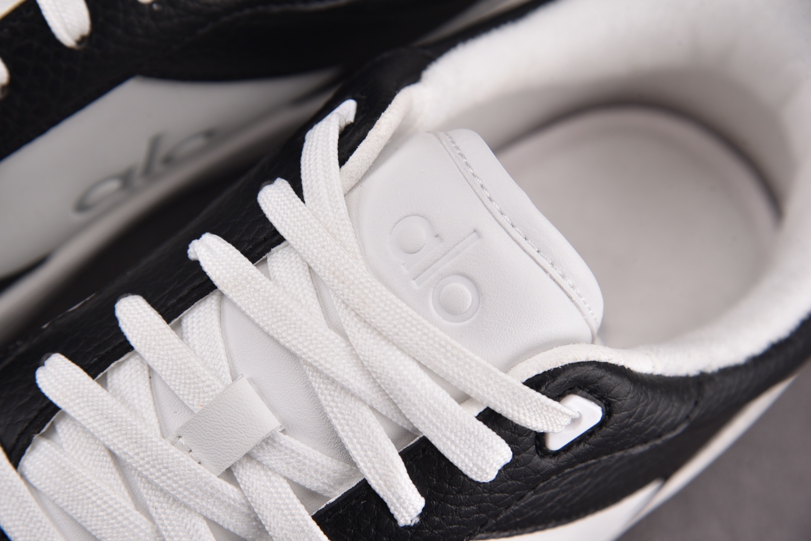 Alo Yoga 尺码36-46

纯原版出品-Alo Yoga Recovery Mode 黑白 YZ
