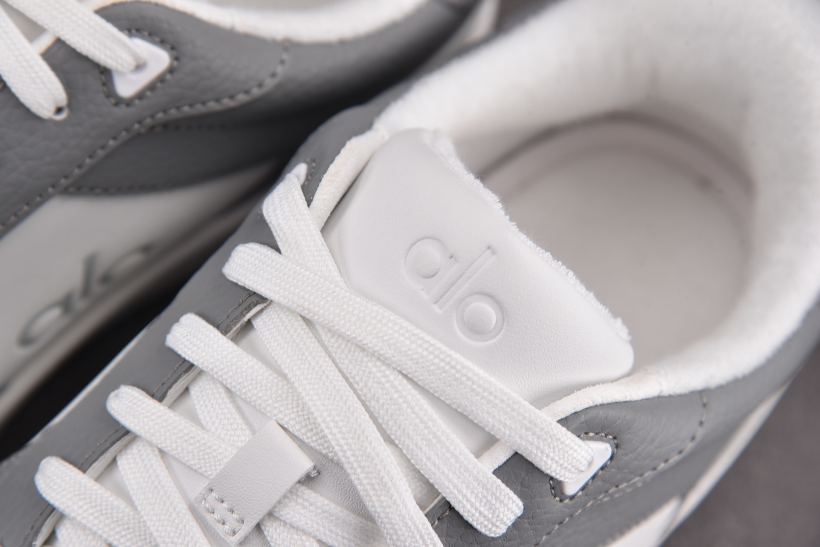 Alo Yoga 尺码36-46

纯原版出品-Alo Yoga Recovery Mode 灰白 YZ