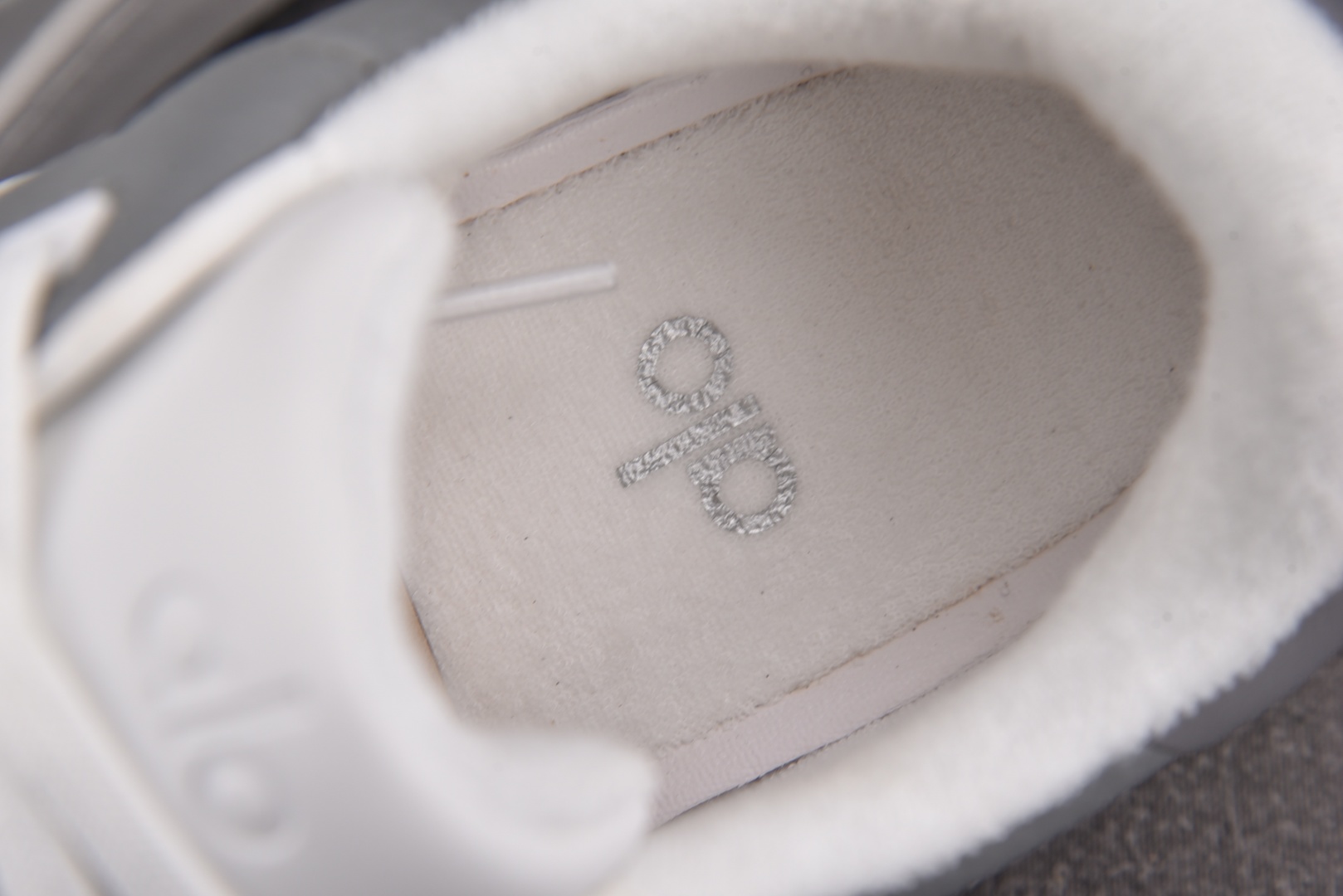 Alo Yoga 尺码36-46

纯原版出品-Alo Yoga Recovery Mode 灰白 YZ