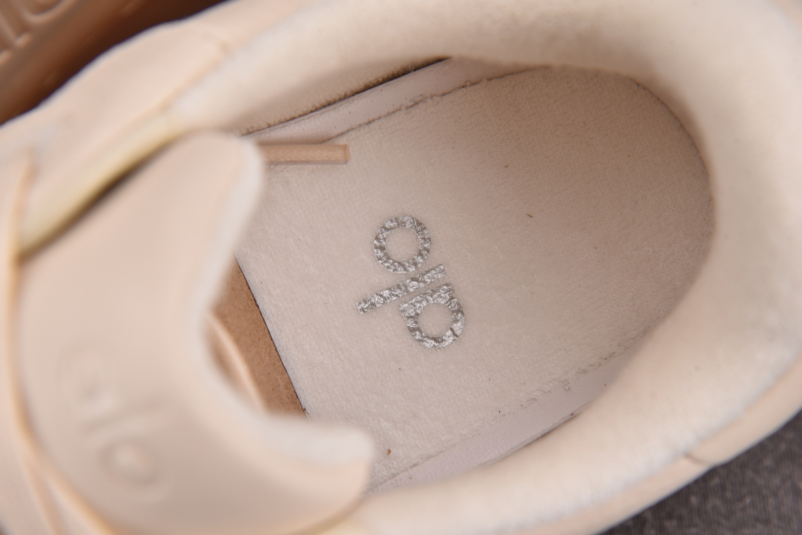 Alo Yoga 尺码36-46

纯原版出品-Alo Yoga Recovery Mode 米白棕 Y
