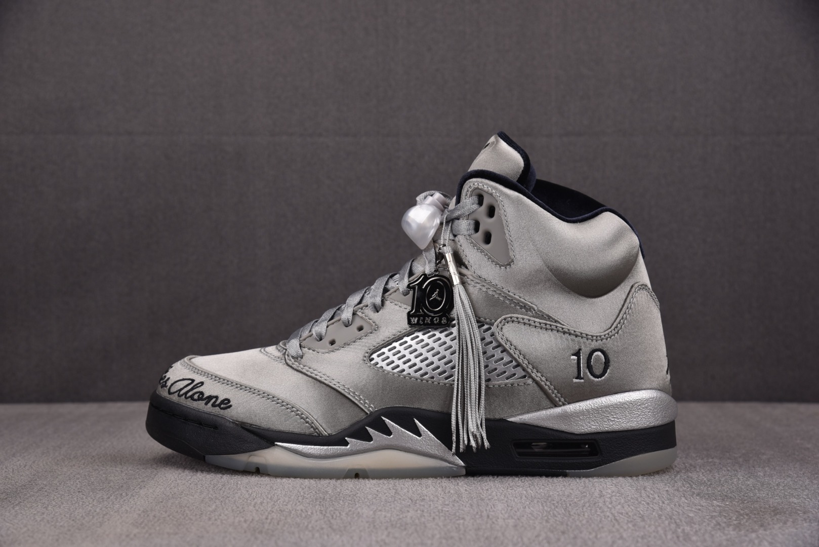 AJ5 尺码40-47.5

纯原版出品-WMNS Air Jordan 5 Retro Wings (