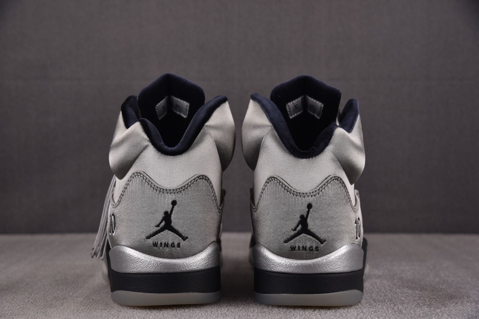 AJ5 尺码40-47.5

纯原版出品-WMNS Air Jordan 5 Retro Wings (