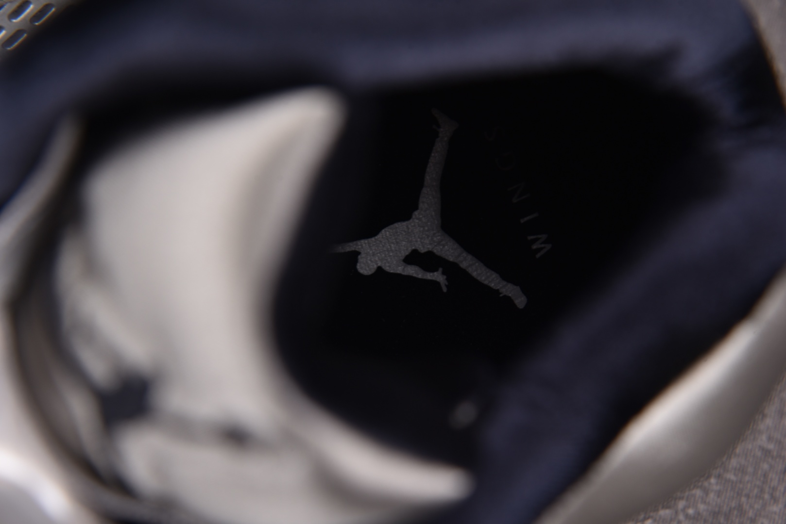AJ5 尺码40-47.5

纯原版出品-WMNS Air Jordan 5 Retro Wings (