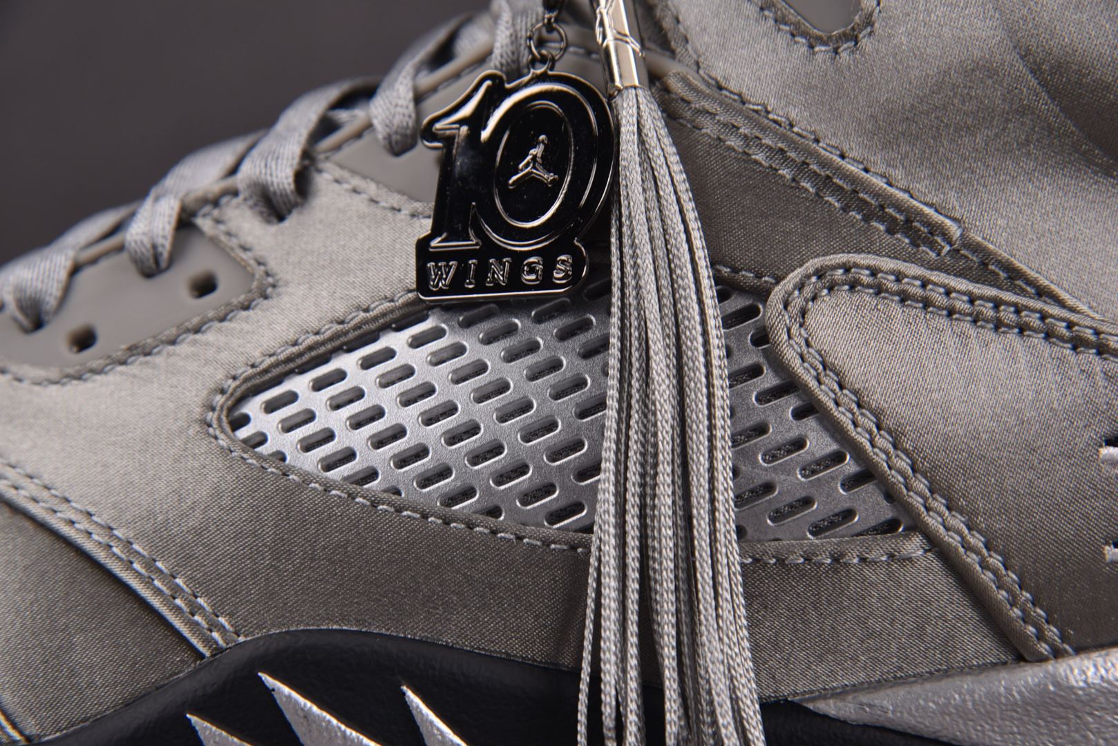 AJ5 尺码40-47.5

纯原版出品-WMNS Air Jordan 5 Retro Wings (