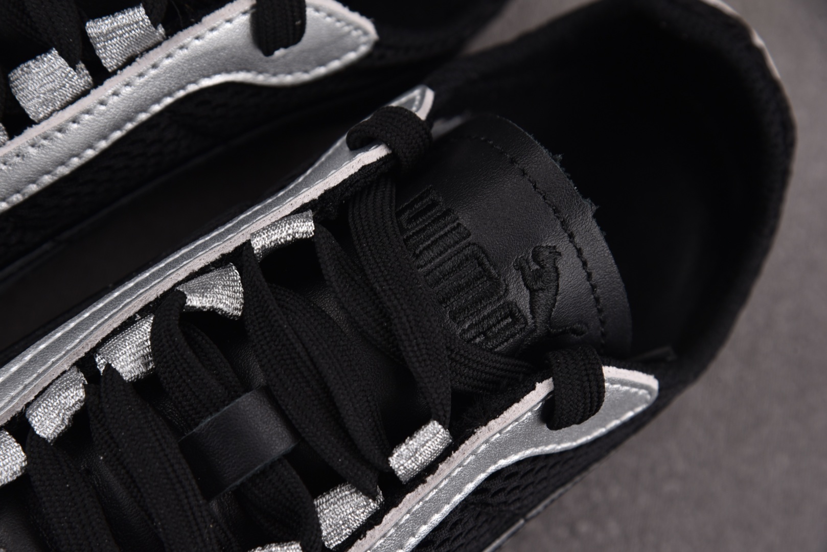彪马 尺码36-45

纯原版出品-Puma H-Street OG Black Silver 银黑 -