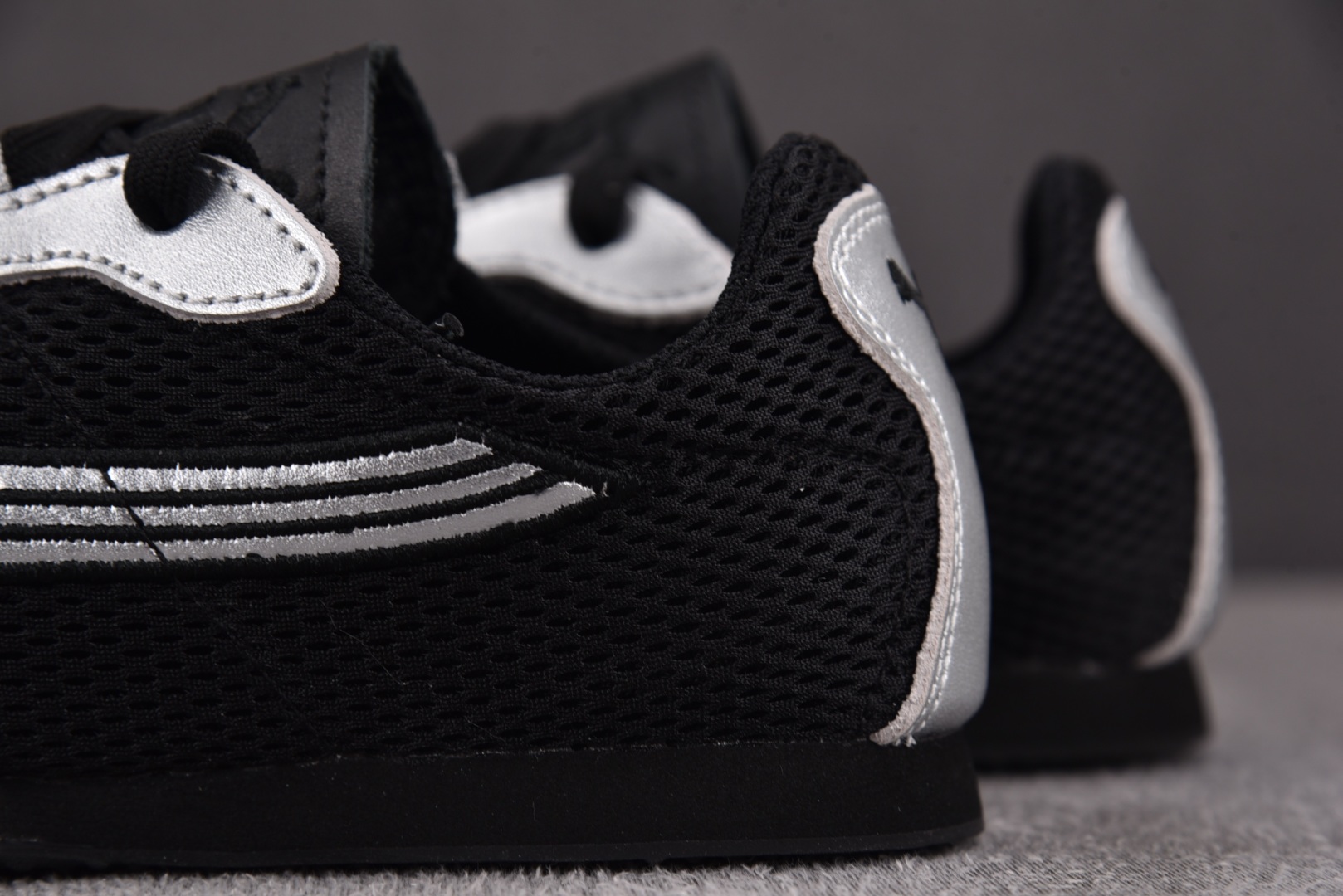 彪马 尺码36-45

纯原版出品-Puma H-Street OG Black Silver 银黑 -