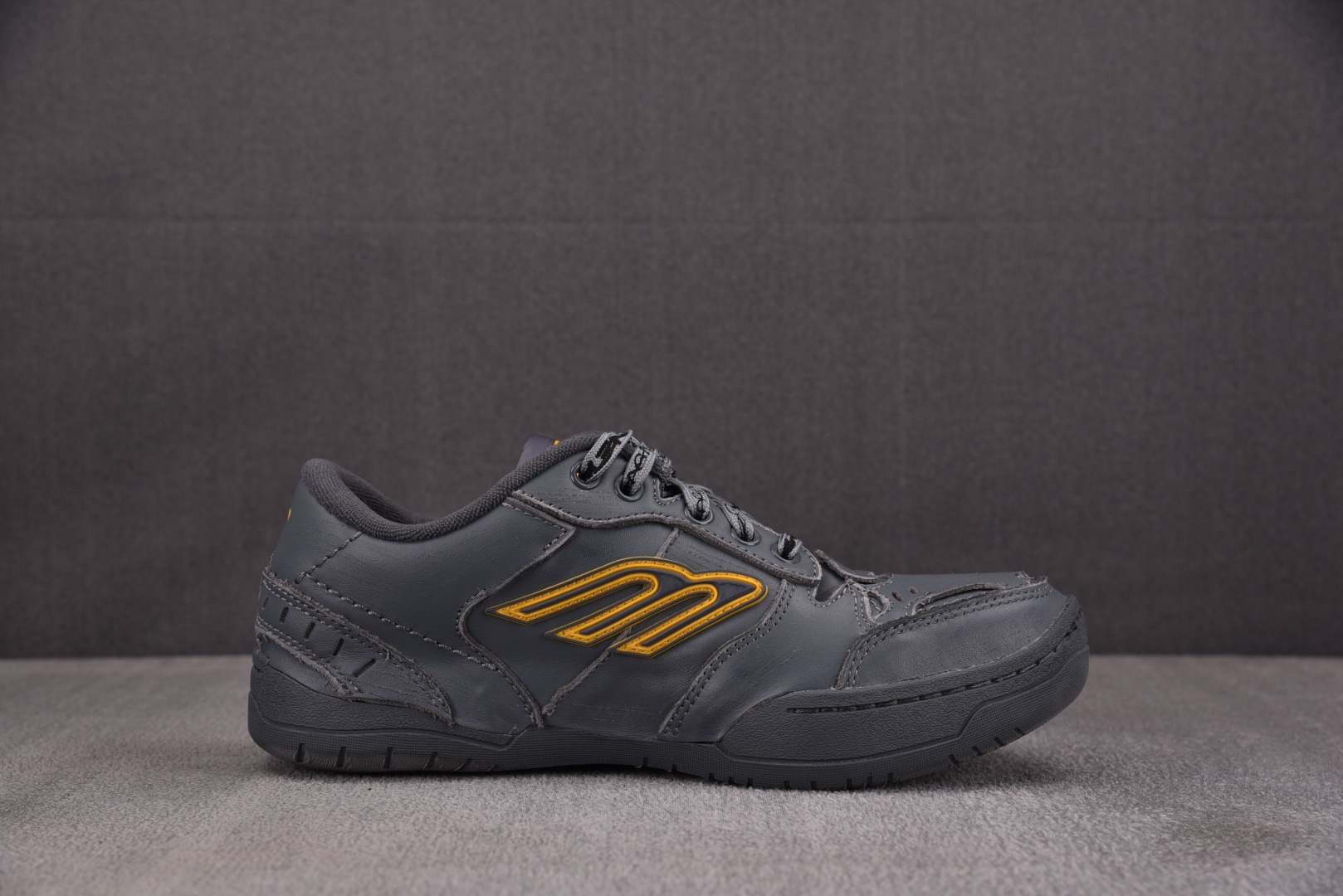 巴黎 尺码35-46

纯原出品-Balenciaga Hamptons Worn-Out 灰黄 YZ0