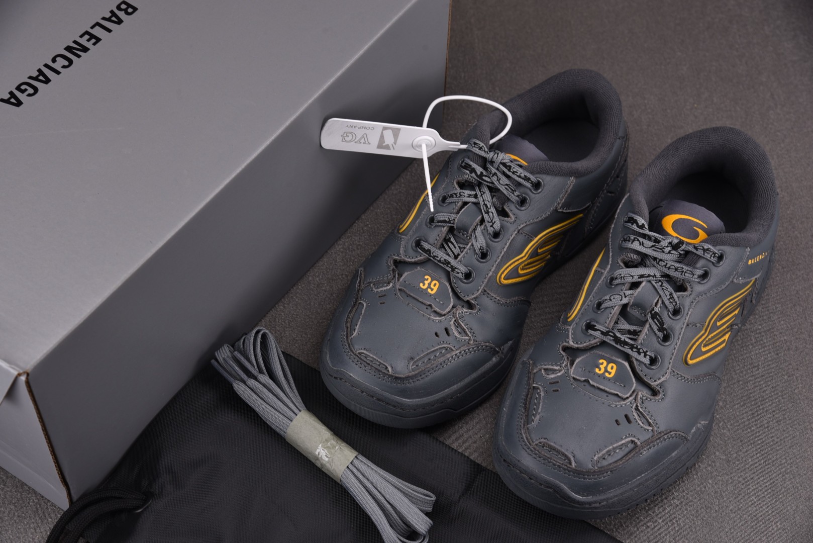 巴黎 尺码35-46

纯原出品-Balenciaga Hamptons Worn-Out 灰黄 YZ0