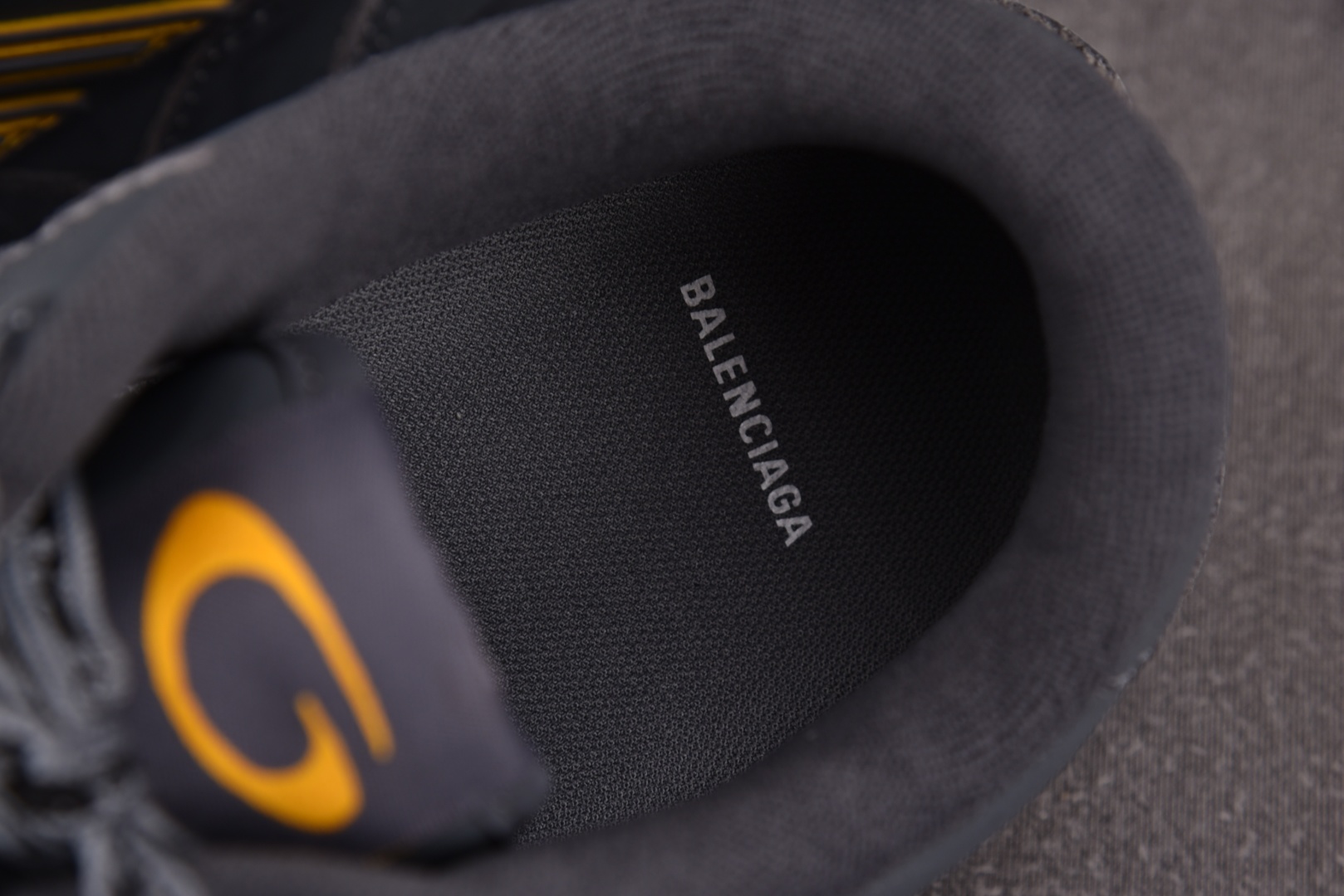 巴黎 尺码35-46

纯原出品-Balenciaga Hamptons Worn-Out 灰黄 YZ0