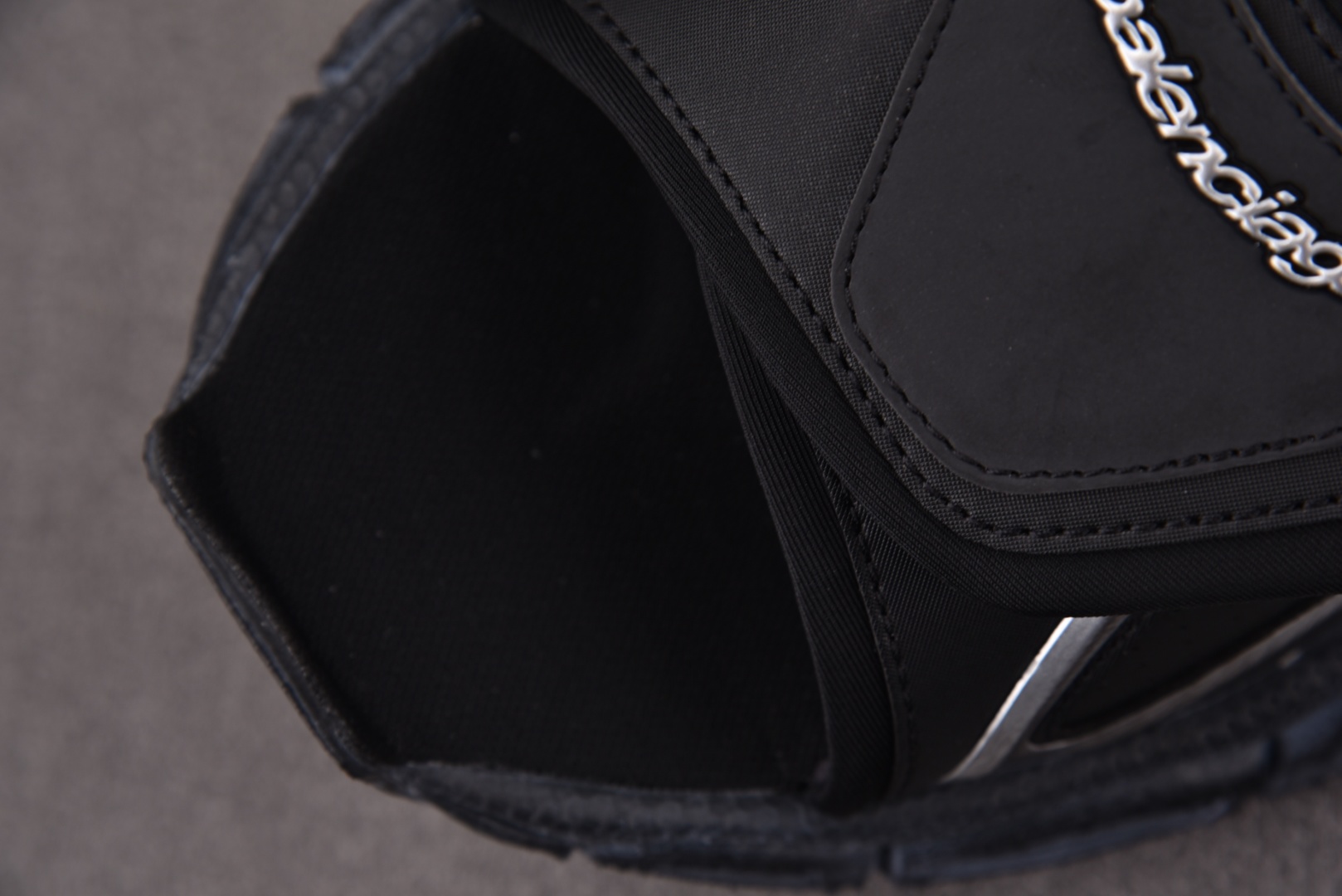 巴黎 尺码35-46

纯原版出品-Balenciaga 3XL Slide 黑色 YZ016
尺码35