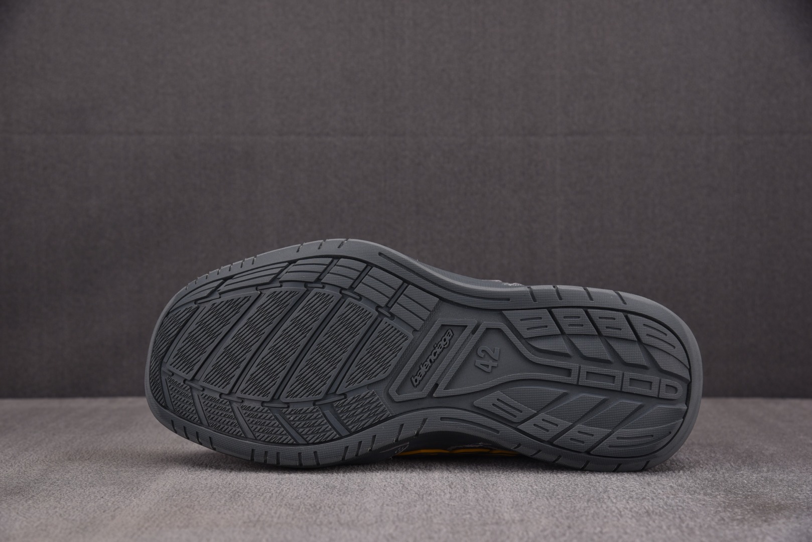 巴黎 尺码35-46

纯原版出品-BBalenciaga Hamptons Worn-Out 灰黄 Y