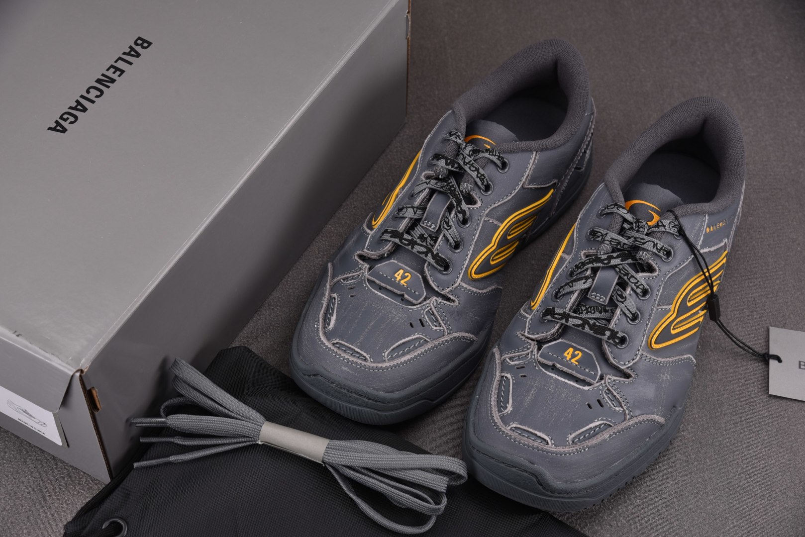 巴黎 尺码35-46

纯原版出品-BBalenciaga Hamptons Worn-Out 灰黄 Y