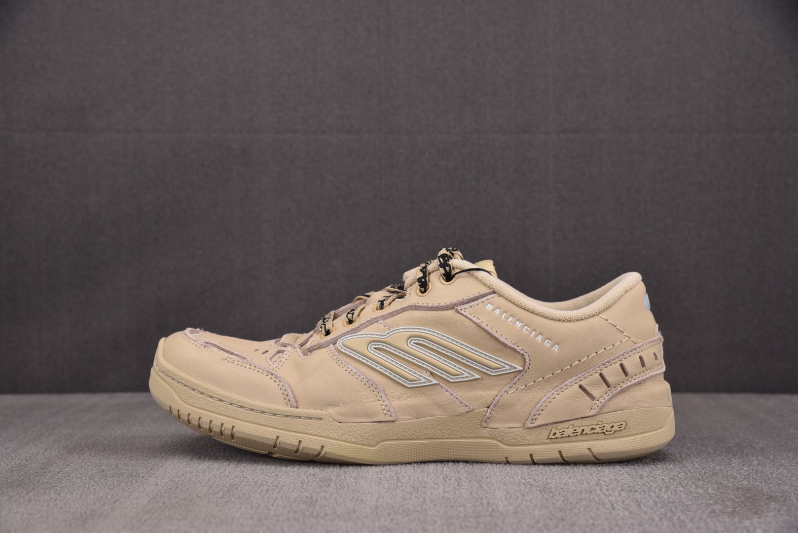 巴黎 尺码35-46

纯原版出品-Balenciaga Hamptons Worn-Out 棕色 YZ