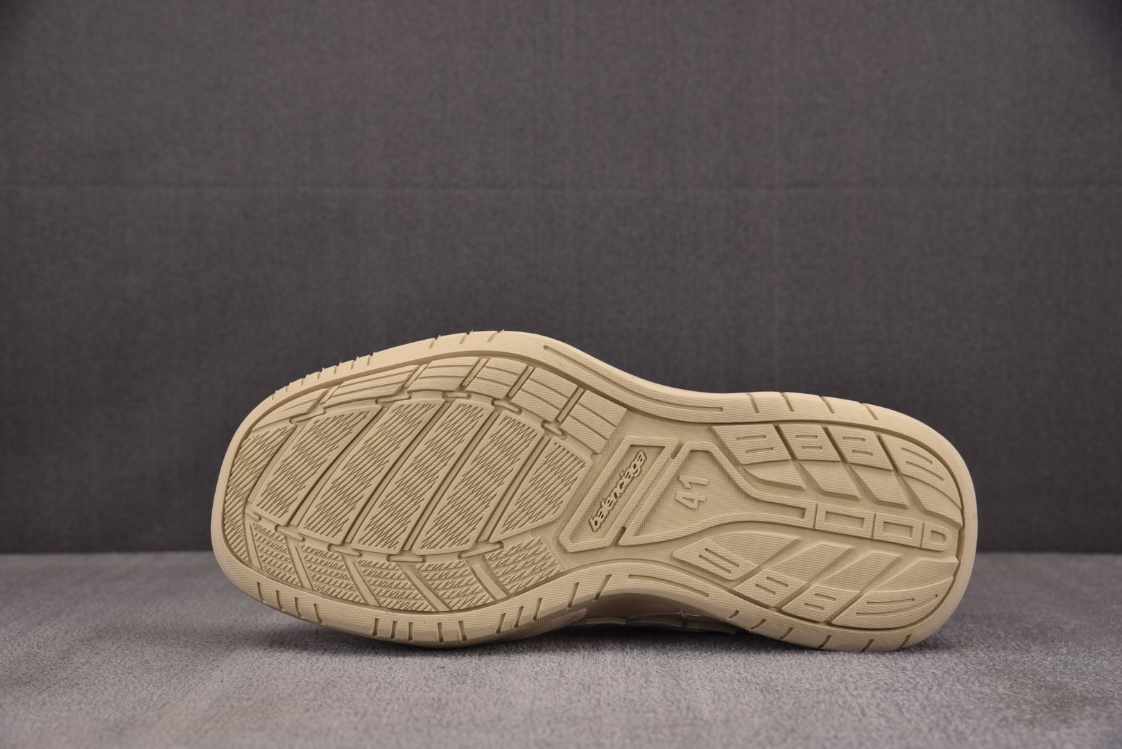 巴黎 尺码35-46

纯原版出品-Balenciaga Hamptons Worn-Out 棕色 YZ