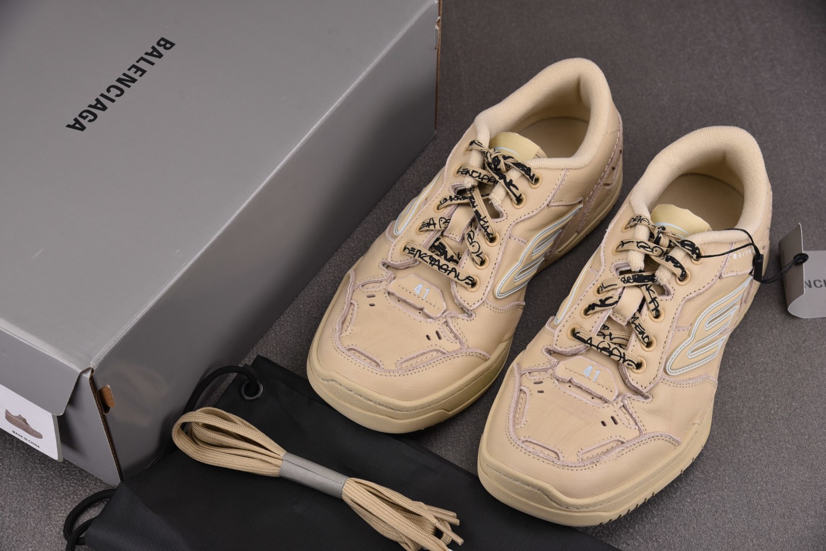 巴黎 尺码35-46

纯原版出品-Balenciaga Hamptons Worn-Out 棕色 YZ