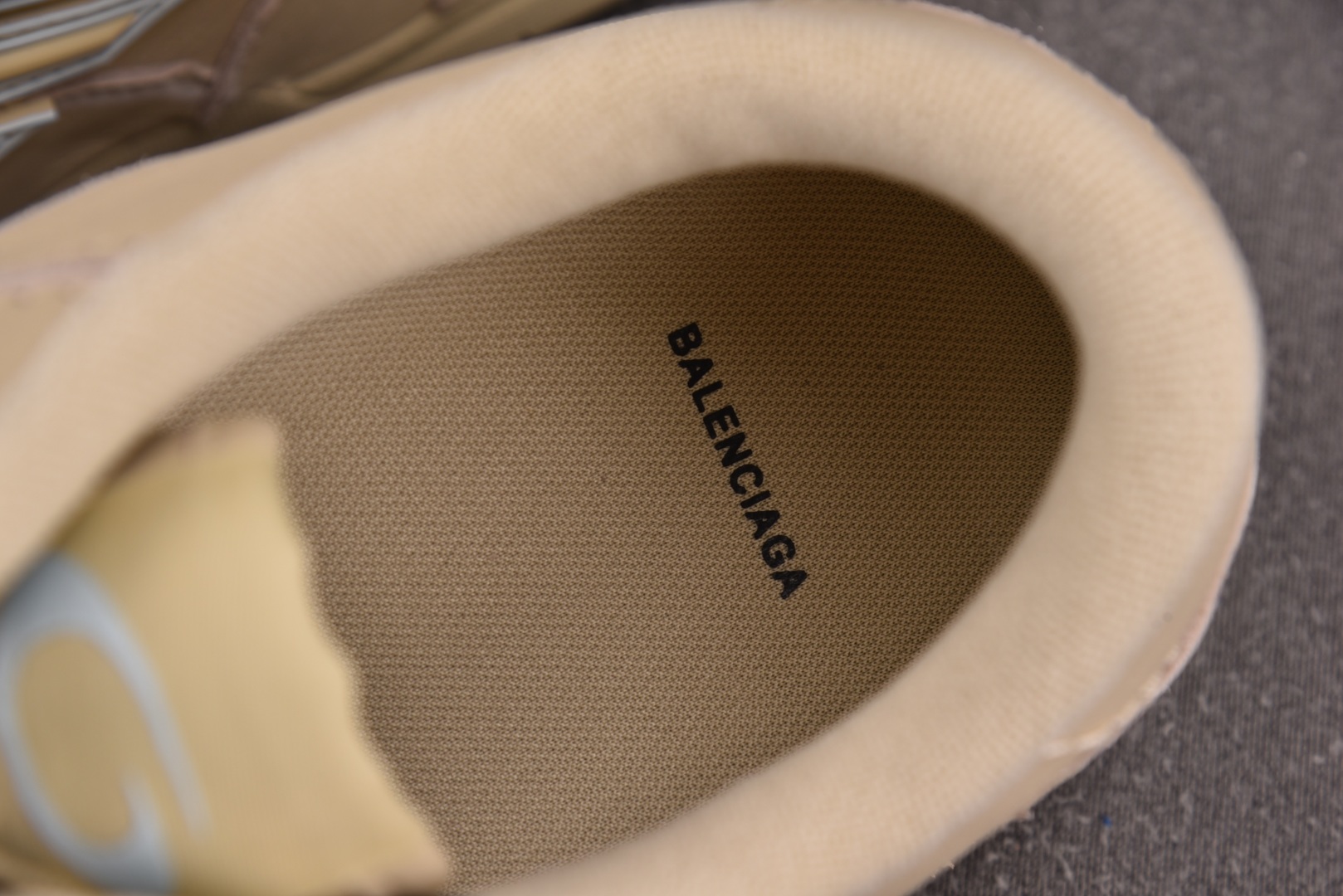 巴黎 尺码35-46

纯原版出品-Balenciaga Hamptons Worn-Out 棕色 YZ