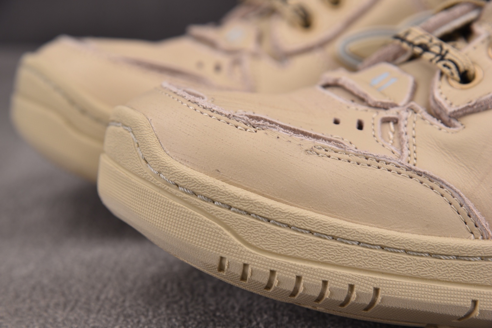 巴黎 尺码35-46

纯原版出品-Balenciaga Hamptons Worn-Out 棕色 YZ