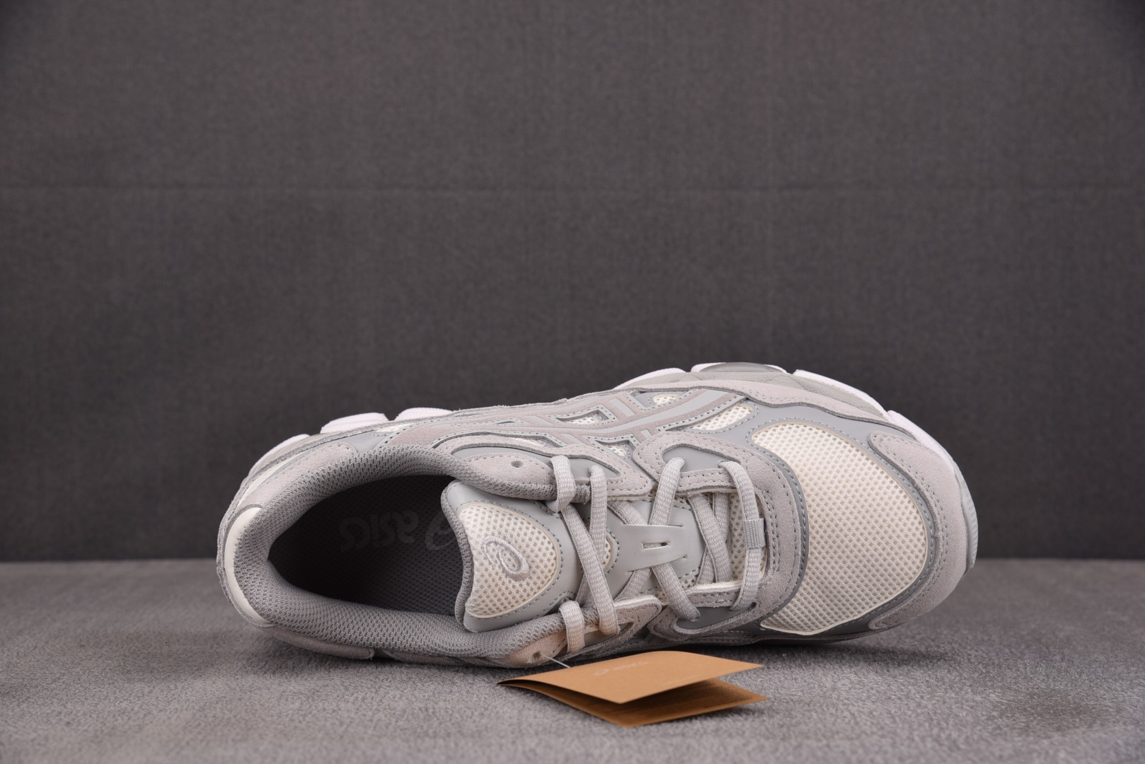 ASICS 尺码36-47

纯原版出品-ASICS Gel-NYC Cream Cloud Grey 