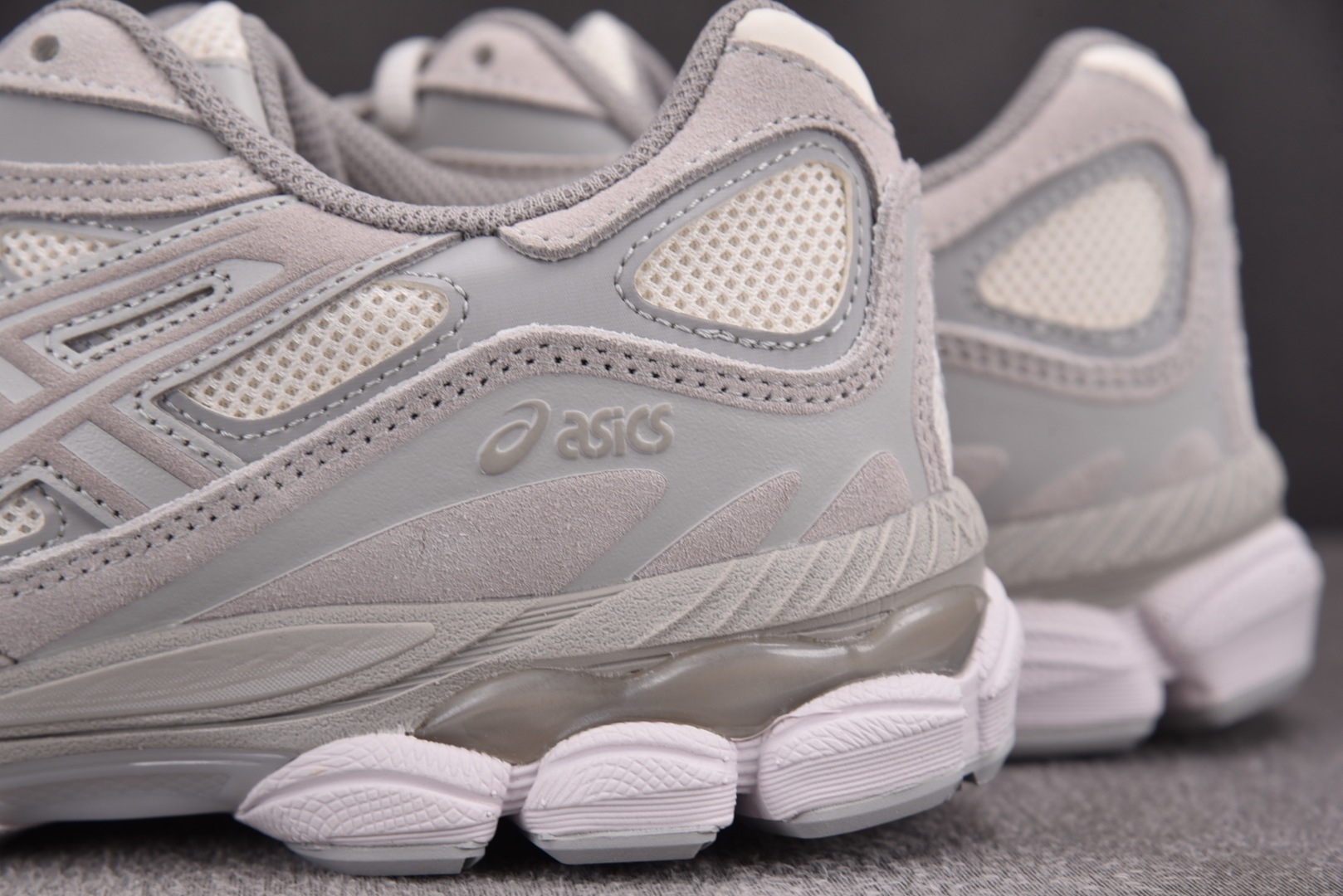ASICS 尺码36-47

纯原版出品-ASICS Gel-NYC Cream Cloud Grey 