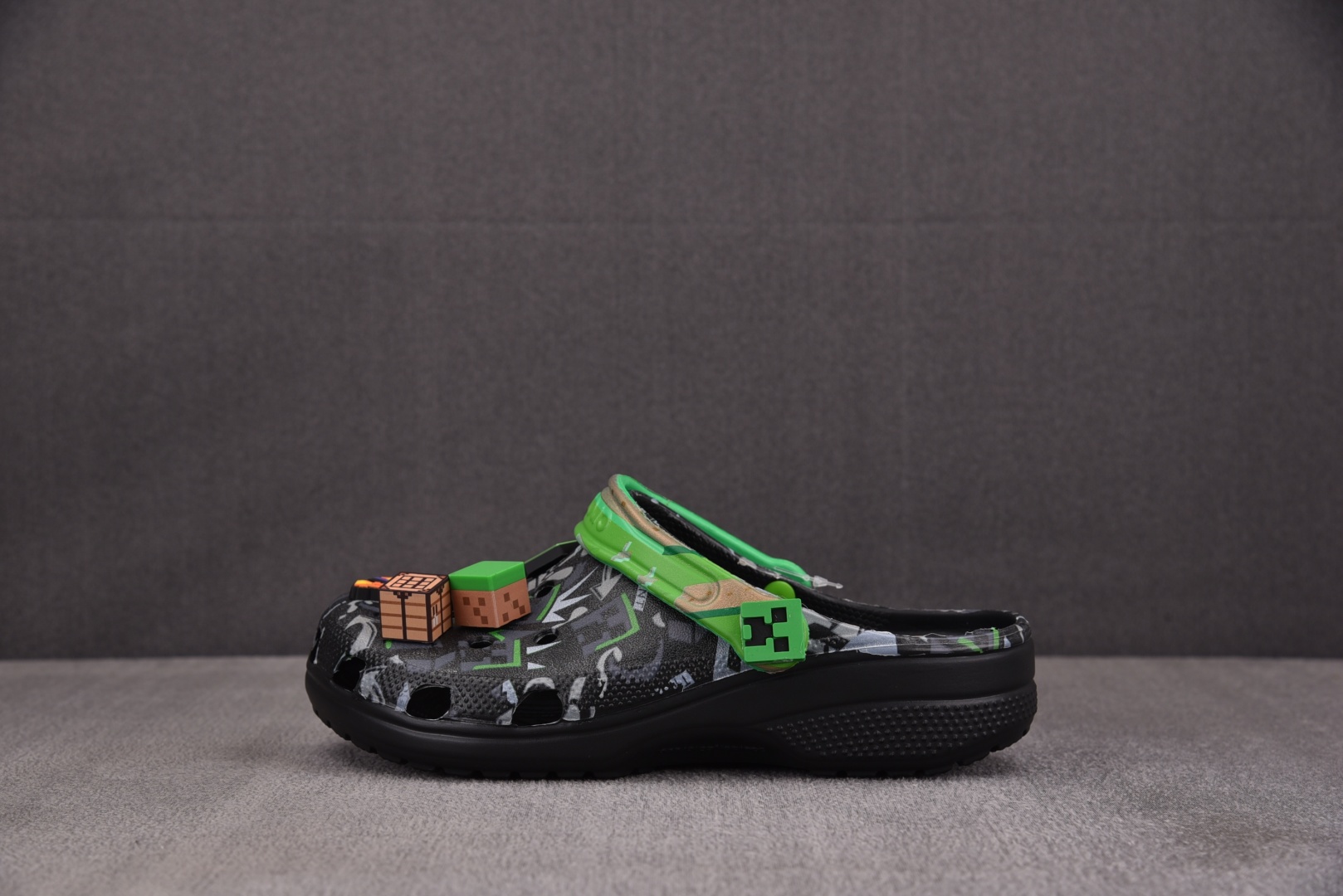  我的世界 x Crocs Classic Clog 绿黑 尺码：M4（36-37） M5（37-38）