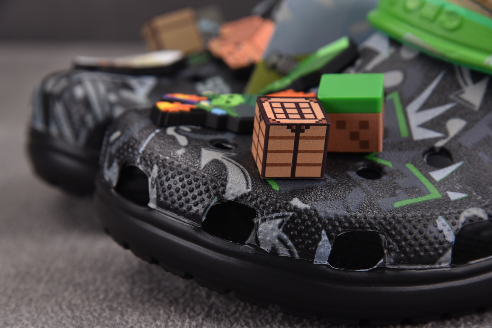  我的世界 x Crocs Classic Clog 绿黑 尺码：M4（36-37） M5（37-38）