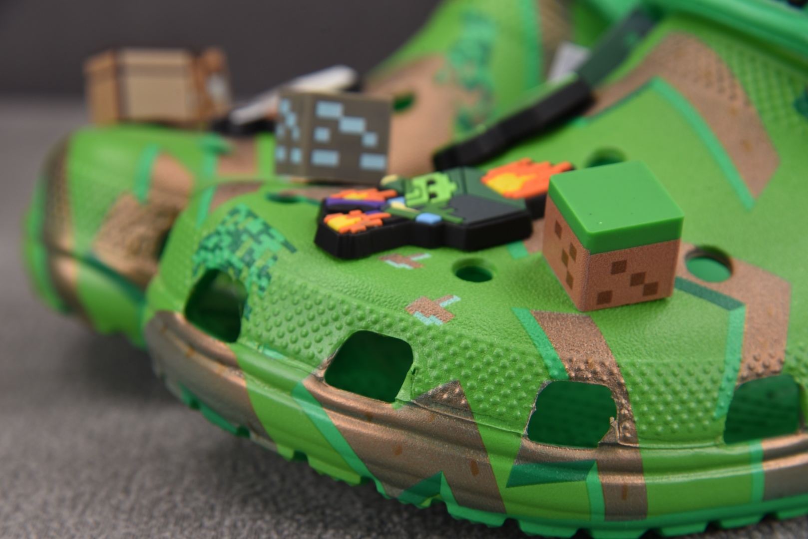  我的世界 x Crocs Classic Clog 迷彩 尺码：M4（36-37） M5（37-38）
