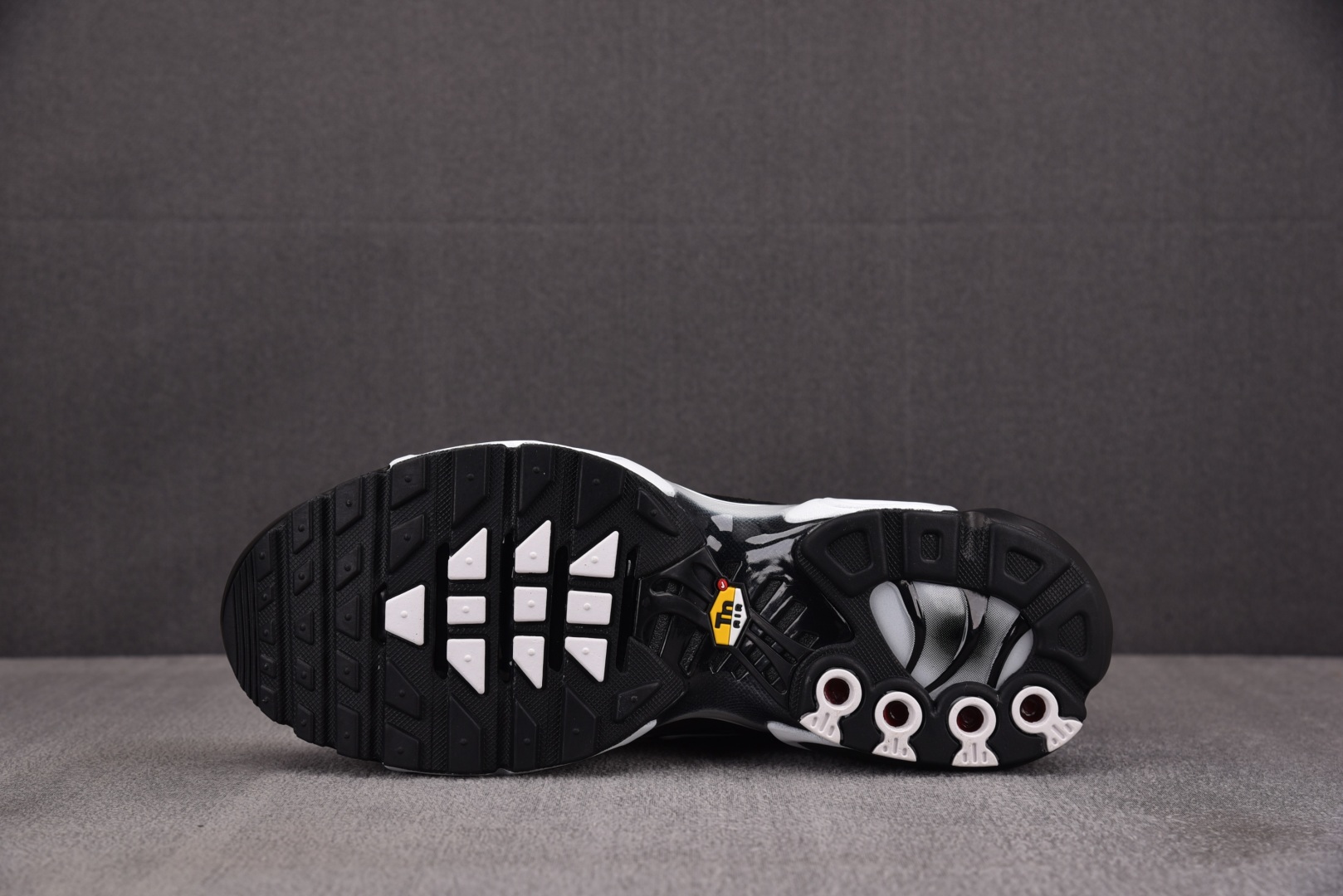 Max 尺码36-47.5

纯原版出品-NK Air Max Plus Black Silver Wh