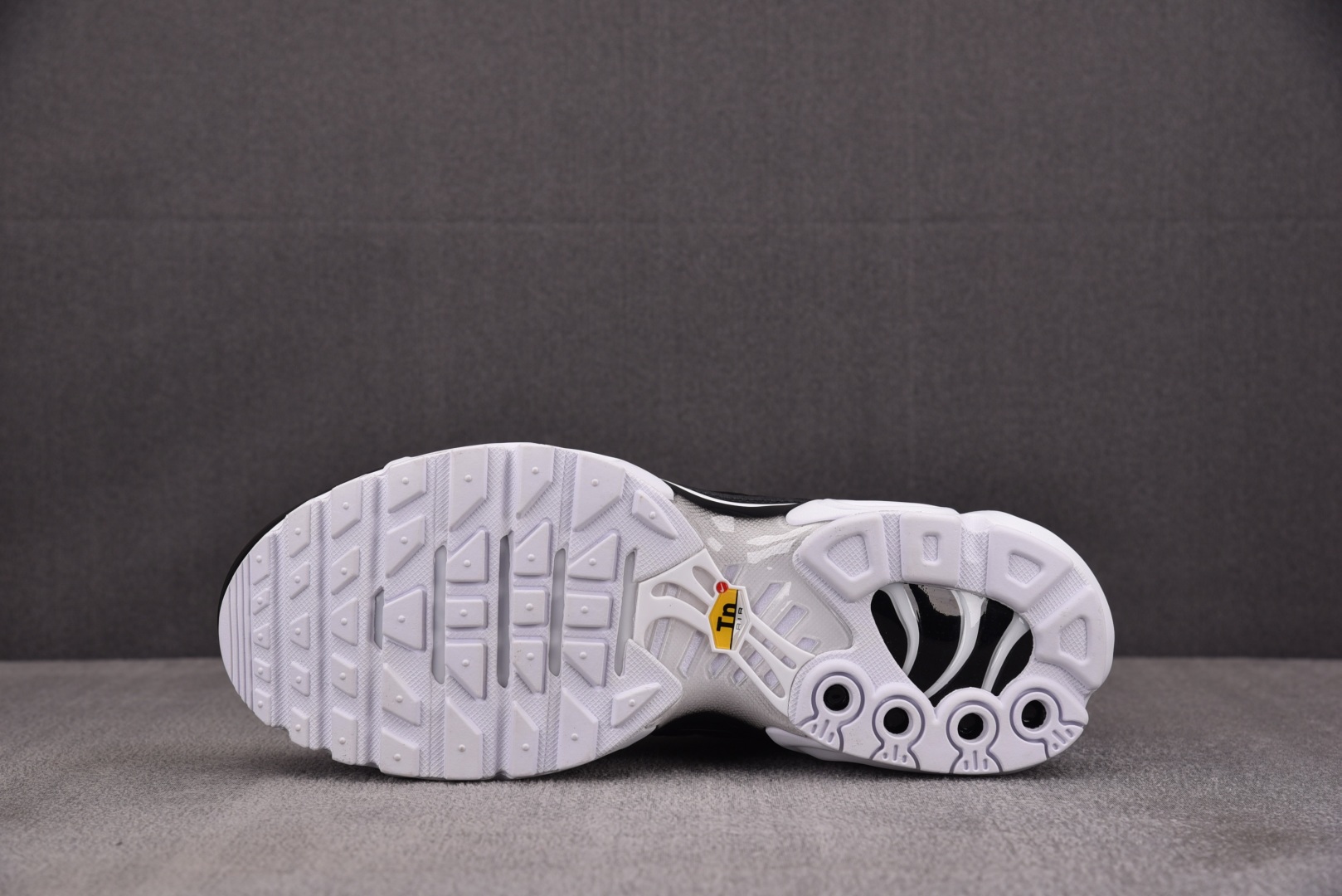 Max 尺码36-47.5

纯原版出品-NK Air Max Plus Black White 黑白 