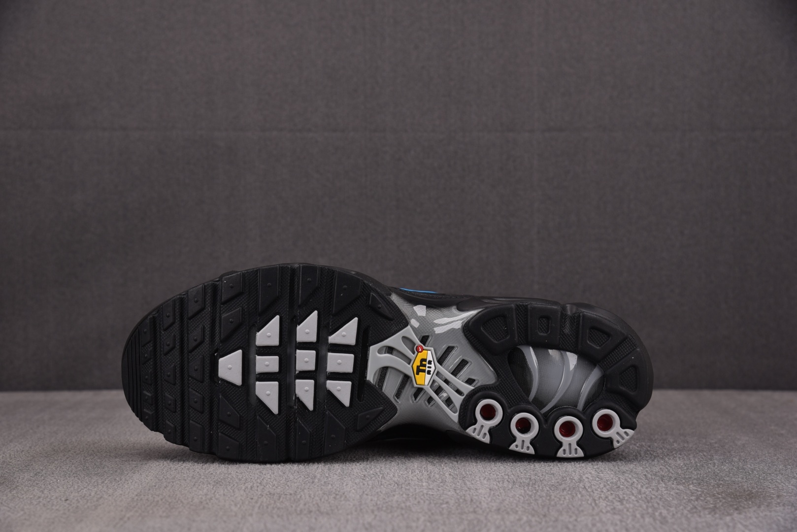 Max 尺码36-47.5

纯原版出品-NK Air Max Plus Black 黑色 FJ4224