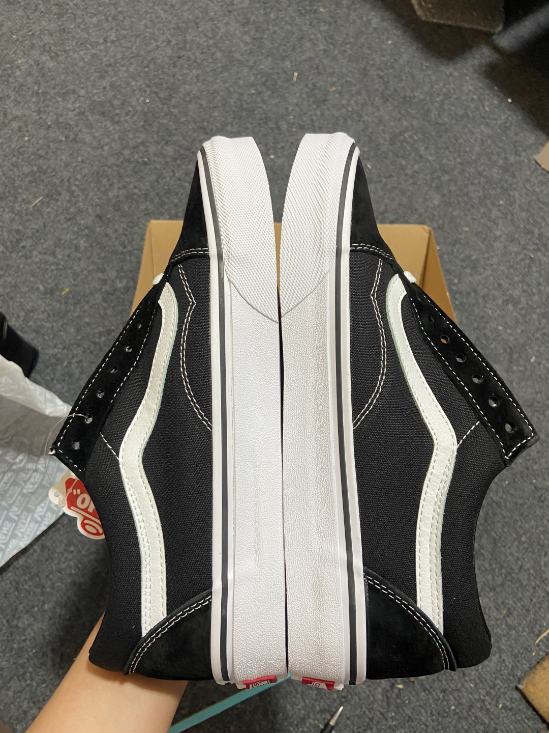 
Vans Old Skool 黑白
经典黑白复古高街百搭休闲帆布鞋
手绘腰果花印第安风 小众且高级
货