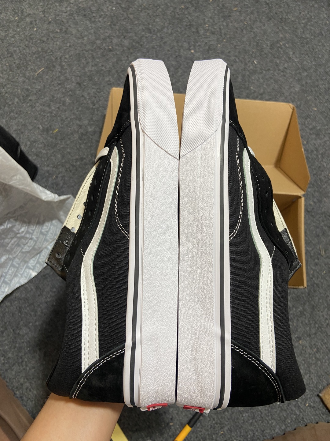 
Vans Old Skool 黑白
经典黑白复古高街百搭休闲帆布鞋
手绘腰果花印第安风 小众且高级
货