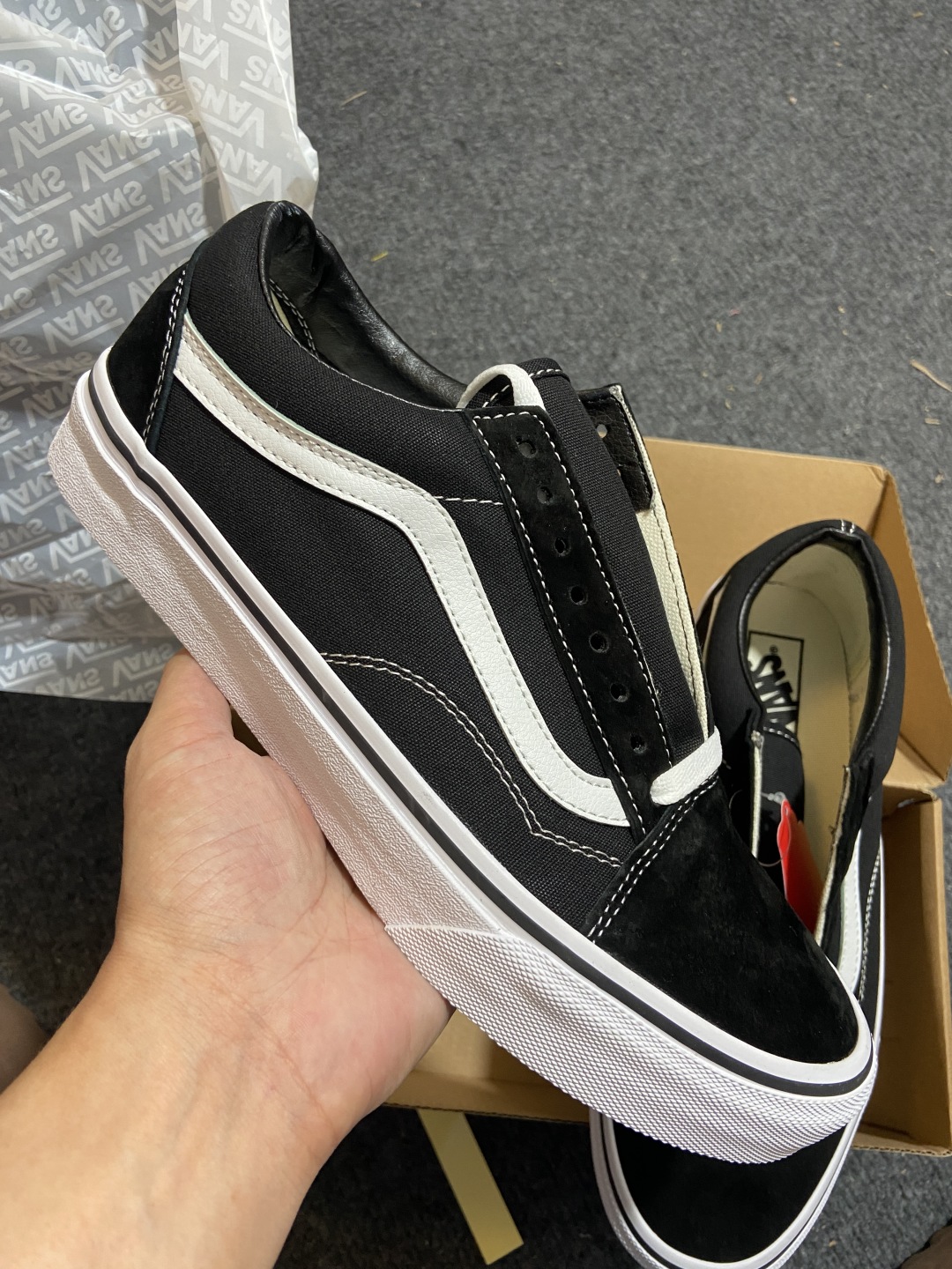 
Vans Old Skool 黑白
经典黑白复古高街百搭休闲帆布鞋
手绘腰果花印第安风 小众且高级
货