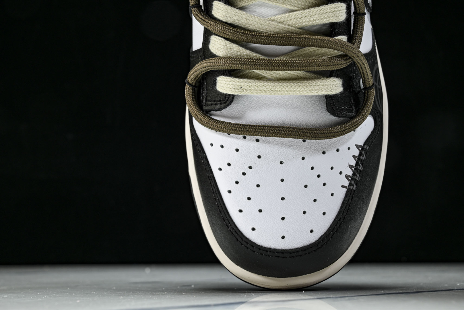 Dunk 尺码:36-46纯原出品-SB Dunk Low 绑带白灰色 SB低帮运动休闲板鞋 DD150