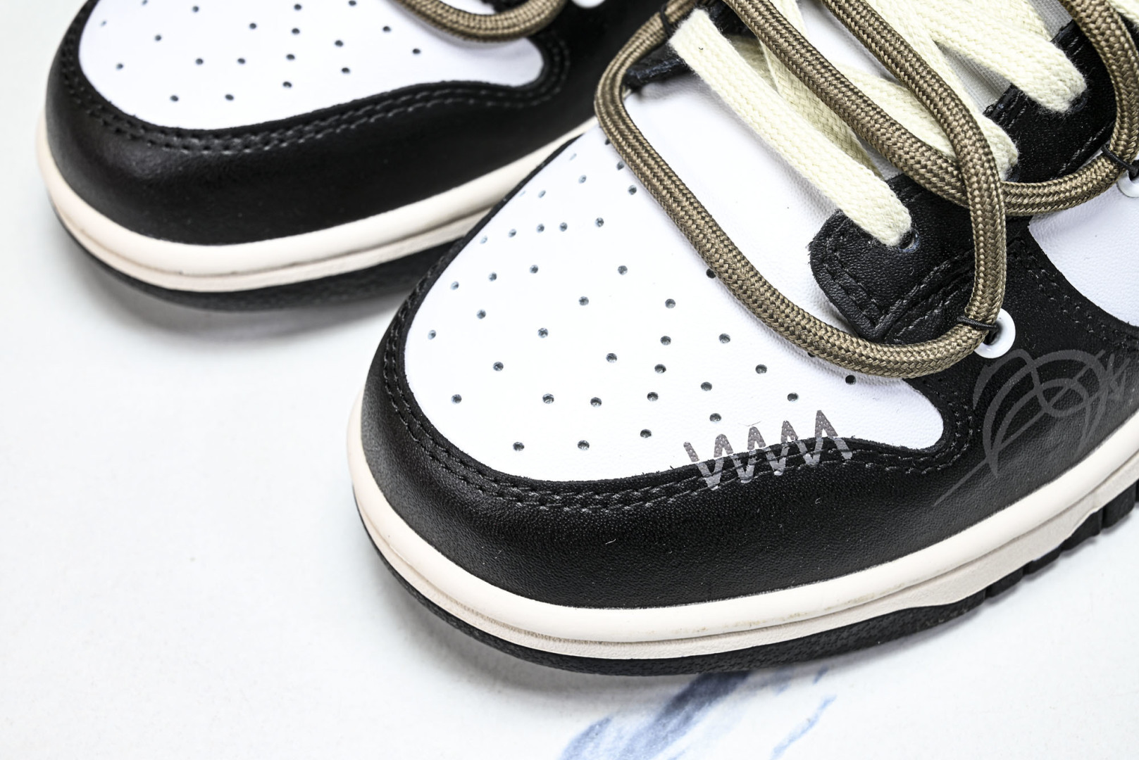 Dunk 尺码:36-46纯原出品-SB Dunk Low 绑带白灰色 SB低帮运动休闲板鞋 DD150