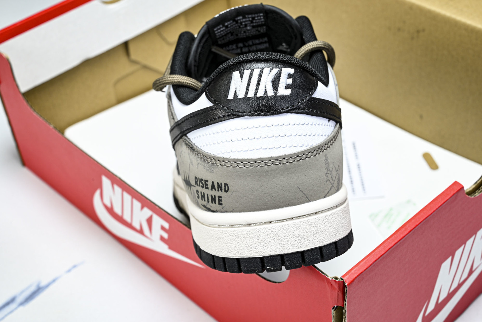Dunk 尺码:36-46纯原出品-SB Dunk Low 绑带白灰色 SB低帮运动休闲板鞋 DD150
